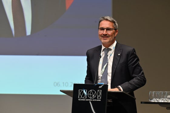 Die Anstrengungen im Bereich Digitalisierung zahlen sich langfristig gesehen aus und machen Bus und Bahn zur ersten Wahl, wenn es um die individuelle Fortbewegung geht, sagte Landeshauptmann Arno Kompatscher. (Foto: STA/Tessaro) 