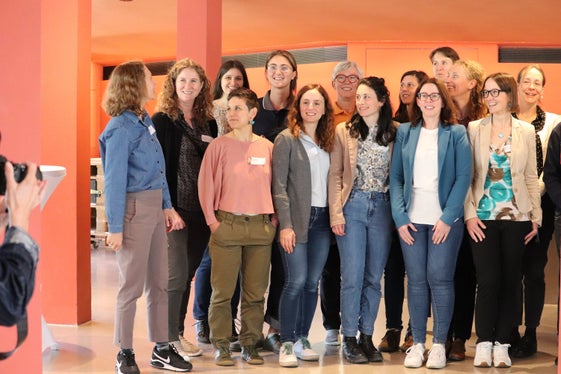 Pronti per la foto di gruppo? Alcune delle partecipanti al Network Meeting Women Exchange for Disaster Risk Reduction svoltosi al Centro di ricerca Eurac di Bolzano. (Foto: USP/Maja Clara)