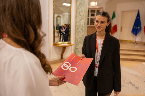 La brochure è stata distribuita a tutte le invitate e gli invitati alla cerimonia organizzata alla Kurhaus di Merano per l'80° anniversario dell'Accordo di Parigi. (Foto: USP/Bernhard Aichner)  