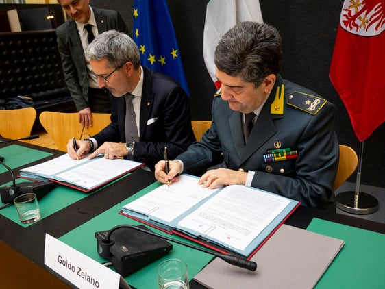 Lavorare insieme contro truffe e crimini in relazione ai fondi pubblici: Il presidente Arno Kompatscher e il generale Guido Zalano, comandante della Guardia di Finanza del Trentino-Alto Adige, hanno firmato un protocollo d'intesa sullo scambio di dati e informazioni tra le due istituzioni. (Foto: LPA/Fabio Brucculeri)