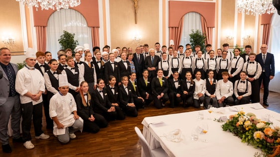 Beim Besuch von Staatspräsident Mattarella und Bundespräsident Van der Bellen zeichneten Schülerinnen und Schüler sowie Mitarbeiter und Mitarbeiterinnen der Landeshotelfachschule Kaiserhof, der Landeshotelfachschule Cesare Ritz und der Landesberufsschule Savoy in Meran für Service und Küche verantwortlich; ganz rechts im Bild Kaiserhof-Direktor Hartwig Gerstgrasser. (Foto: LPA/Fabio Brucculeri)