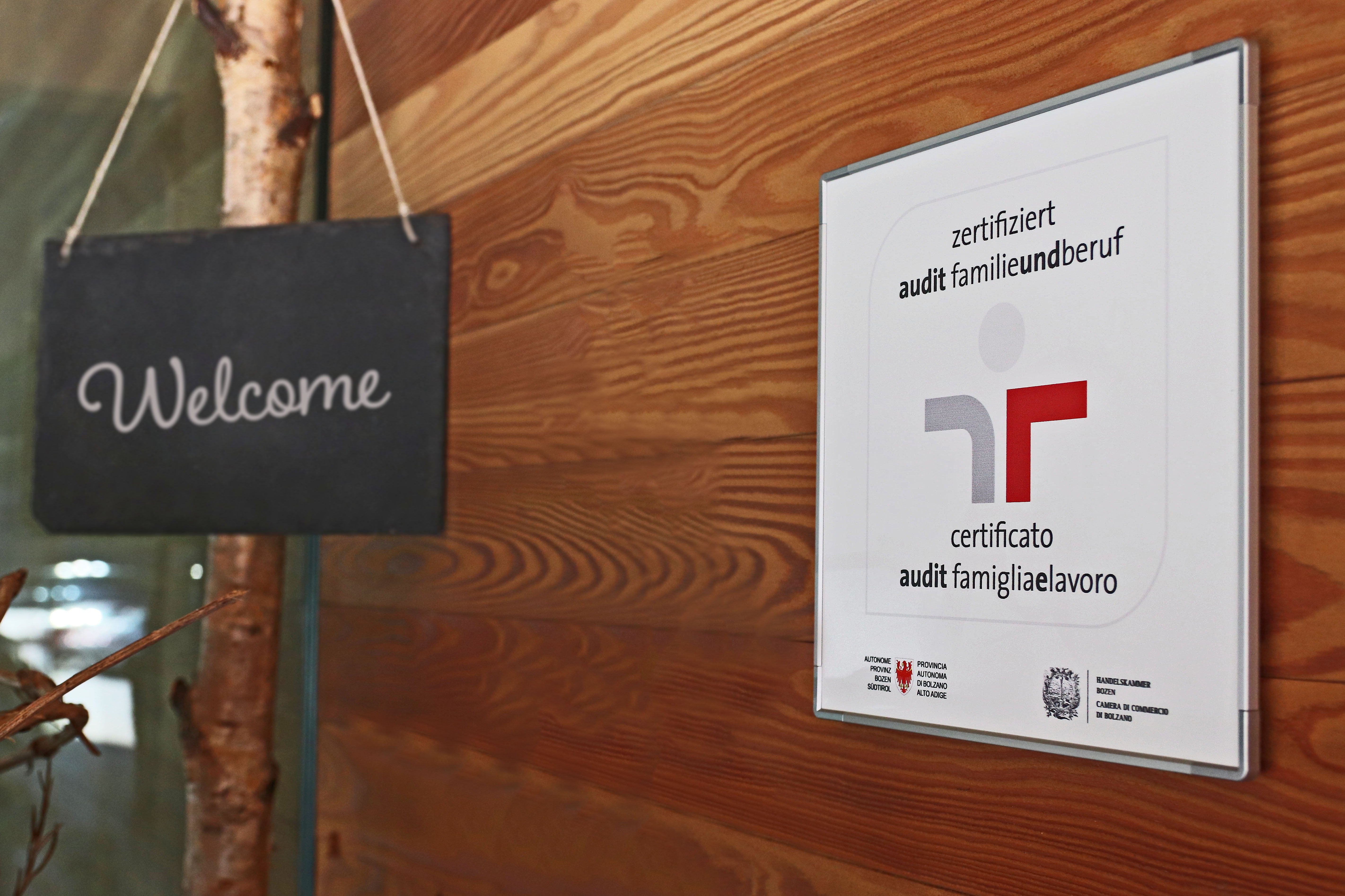 Als 30. Arbeitgeber in Südtirol schließt der Südtiroler Sanitätsbetrieb alle Phasen des audit familieundberuf erfolgreich ab. Am 10. September erhält er dafür das Zertifikat Dialog. (Foto: LPA/Greta Stuefer)