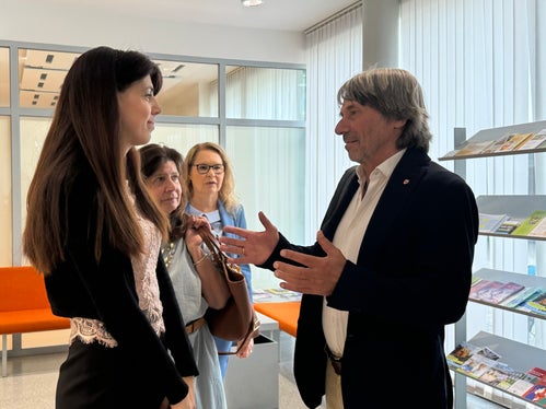 Nella Casa della Comunità inaugurata pochi giorni fa: la direttrice del Comprensorio sanitario Janah Maria Andreis, la dirigente tecnico-assistenziale Nadia Cervo, la dirigente della Dirigenza Amministrativa Evelin Reinstaller e l'assessore provinciale alla Prevenzione sanitaria e Salute Hubert Messner parlano degli sviluppi attuali. (Foto: USP/Angelika Schrott)