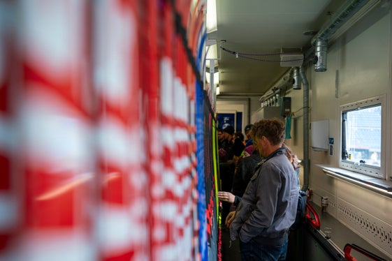 Tantissime persone ha visitato i sotterranei della Olympic Arena Alto Adige: nella foto la zona destinata ai materiali degli atleti. (Foto: USP/Daniel Von Johnston)