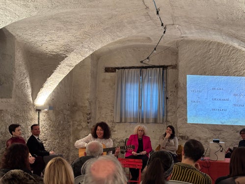 Bei der Veranstaltung Intreciades³ stand die Rolle der Frau und ihre Bedeutung im Kunstbereich im Mittelpunkt, im Bild Marlene Schuen (Foto: LPA/Direktion ladinische Bildung und Kultur)