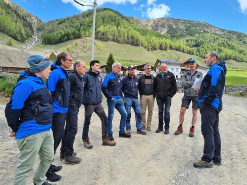 L'assessore Schuler (nella foto il quinto da sinistra) informato sui lavori svolti dall'Ufficio bacini montani nel corso del sopralluogo in Venosta. (Foto: ASP/GNews)