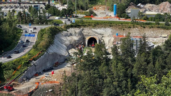 Nella zona della SS12 all'imbocco dell'autostrada a Varna iniziano i lavori di costruzione del futuro tunnel ferroviario. A tal fine, dall'8 settembre fino all'inizio di dicembre è necessaria la chiusura della strada statale. (Foto: USP/Dipartimento Infrastrutture e Mobilità)