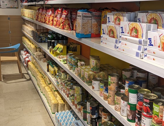 Lebensmittel sollten, aus sozialen aber auch aus Nachhaltigkeitsgründen, nicht verschwendet werden: Bei Lebensmitteltafeln und anderen ähnlich ausgerichteten Einrichtungen werden Lebensmittel aus der Überproduktion oder die aus anderen Gründen nicht mehr im Handel vertrieben werden sozial bedürftige Menschen zur Verfügung gestellt. (Foto: LPA/Hannes Wisthaler)