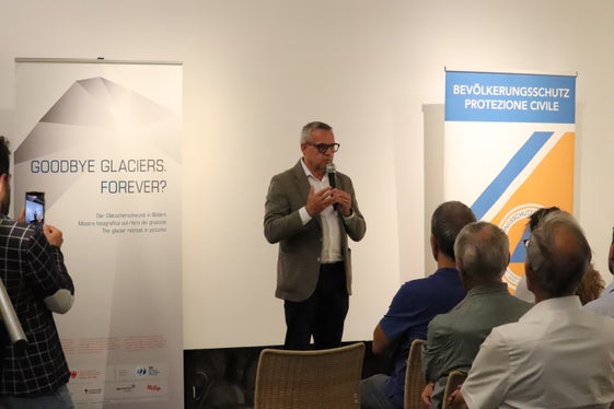 Ausstellungen wie diese mit dem Titel Goodbye Glaciers. Forever? seien von grundlegender Bedeutung, um die Bevölkerung auf die Dringlichkeit des Klimawandels hinzuweisen, unterstrich Landesrat Christian Bianchi bei der Eröffnung am 1. August in der Stadtgalerie am Dominikanerplatz in Bozen. (Foto: LPA/Maja Clara)
