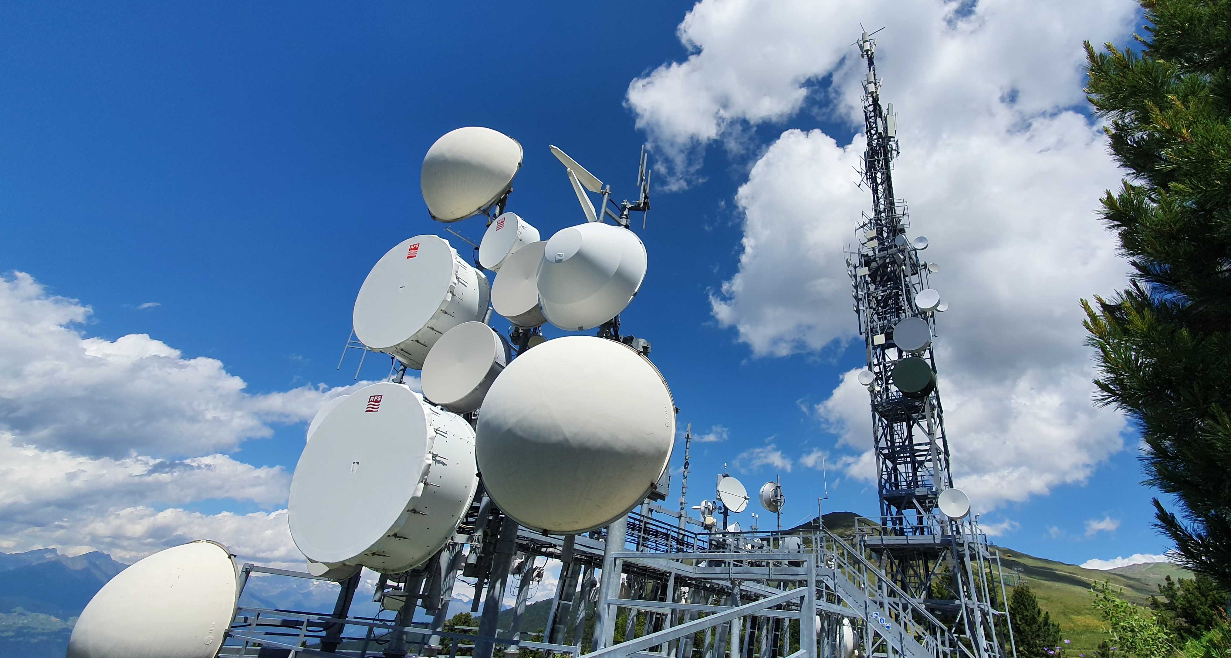 Con un piano triennale di investimenti di circa 3,85 milioni di euro da parte della Provincia a favore della RAS, verranno finanziati la manutenzione e l'ammodernamento delle stazioni ricetrasmittenti, gli investimenti in trasmettitori DVB e DAB, l'espansione delle reti radio e di trasmissione, la manutenzione straordinaria della sede aziendale, del laboratorio, del parco veicoli e dell'infrastruttura informatica, nonché l'acquisto di nuovi server, software e apparecchiature di trasmissione (nella foto il trasmettitore sulla Plose). (Foto: USP/RAS)