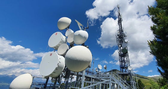 Con un piano triennale di investimenti di circa 3,85 milioni di euro da parte della Provincia a favore della RAS, verranno finanziati la manutenzione e l'ammodernamento delle stazioni ricetrasmittenti, gli investimenti in trasmettitori DVB e DAB, l'espansione delle reti radio e di trasmissione, la manutenzione straordinaria della sede aziendale, del laboratorio, del parco veicoli e dell'infrastruttura informatica, nonché l'acquisto di nuovi server, software e apparecchiature di trasmissione (nella foto il trasmettitore sulla Plose). (Foto: USP/RAS)