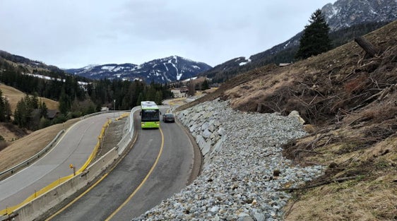 Die Landesregierung hat entschieden, mehr Geld in die Arbeiten zur Verbesserung eines Abschnitts der Gadertaler Staatsstraße (SS 244) bei Puntac, in der Gemeinde Abtei zu investieren. (Foto: LPA/Landesamt für Straßenbau Nord/Ost)