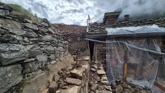 A maggio, il gruppo guidato dal caposquadra Martin Müller ha iniziato a mettere a nudo il muro dell’edificio sul versante a monte e ad alleggerire la struttura rimuovendo i detriti e i resti di muro che gravavano sull’edificio; è seguita la ricostruzione del muro di sostegno mediante due tipi di muratura. (Foto: USP/Ufficio Sistemazione bacini montani ovest presso l’Agenzia per la Protezione civile)