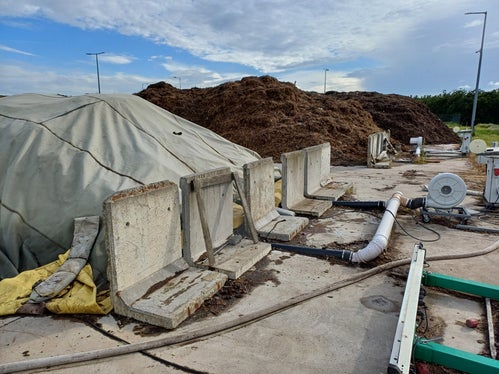 Besichtigung der Kompostieranlage im ungarischen Balatonfüred: Die CORE-Delegation konnte sich über die Belüftungstechnik informieren. (Foto: LPA/Landesagentur für Umwelt und Klimaschutz)

