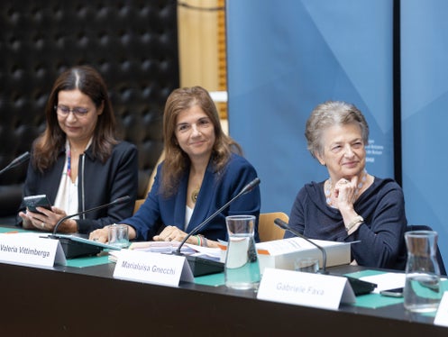 Bei der Unterzeichnung in Bozen dabei (v.l.): Maria Grazia Sampietro (Leiterin der INPS-Zentraldirektion), INPS-Generaldirektorin Valeria Vittimberga und Luisa Gnecchi, Mitglied im Verwaltungsrat der INPS. (Foto: LPA/Tiberio Sorvillo)