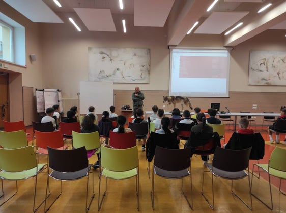 Schülerinnen und Schüler von vier Klassen der Grundschule "Don Milani" in Bozen erfuhren beim Vortrag von Alberto Palmarin von der Dienststelle für Wildtiermanagement Süd viel über den Wolf und seinen Lebensraum. (Foto: LPA)