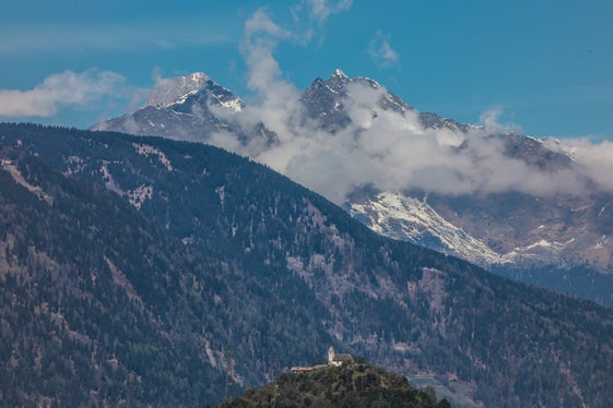Immagine del mese di aprile 2026: La chiesetta di Sant'Ippolito a Narano, vicino a Tesimo, con il Gruppo di Tessa sullo fondo. (Foto: USP/Martin Geier)