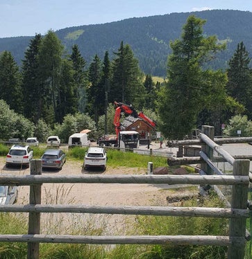Auf dem Parkplatz der Villanderer Alm wurde ein Sendemast montiert. (Foto: LPA/RAS)