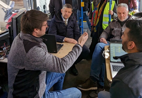 Test pratici approfonditi con la cella a combustibile eCitaro in Alto Adige nel marzo 2023: l'assessore provinciale alla Mobilità Daniel Alfreider (2° da sinistra) parla con i tecnici durante un test drive. (Foto: ASP/Ingo Dejaco)