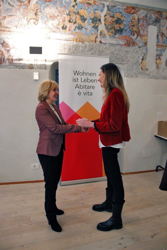 Sind im konstruktiven Austausch zu den Herausforderungen im sozialen Wohnbau: Landesrätin Waltraud Deeg und Wobi-Präsidentin Francesca Tosolini. (Foto: LPA/Greta Stuefer)