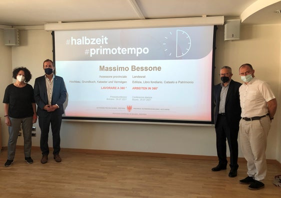 Landesrat Bessone (2.v.l.) hat gemeinsam mit den Abteilungsdirektoren Marina Albertoni (Hochbau und technischer Dienst), Alfred Vedovelli (Grundbuch, Grund- und Gebäudekataster) und Daniel Bedin (Vermögensverwaltung) seine #halbzeit-Pressekonferenz bestritten. (Foto: LPA/Silvana Amistadi)