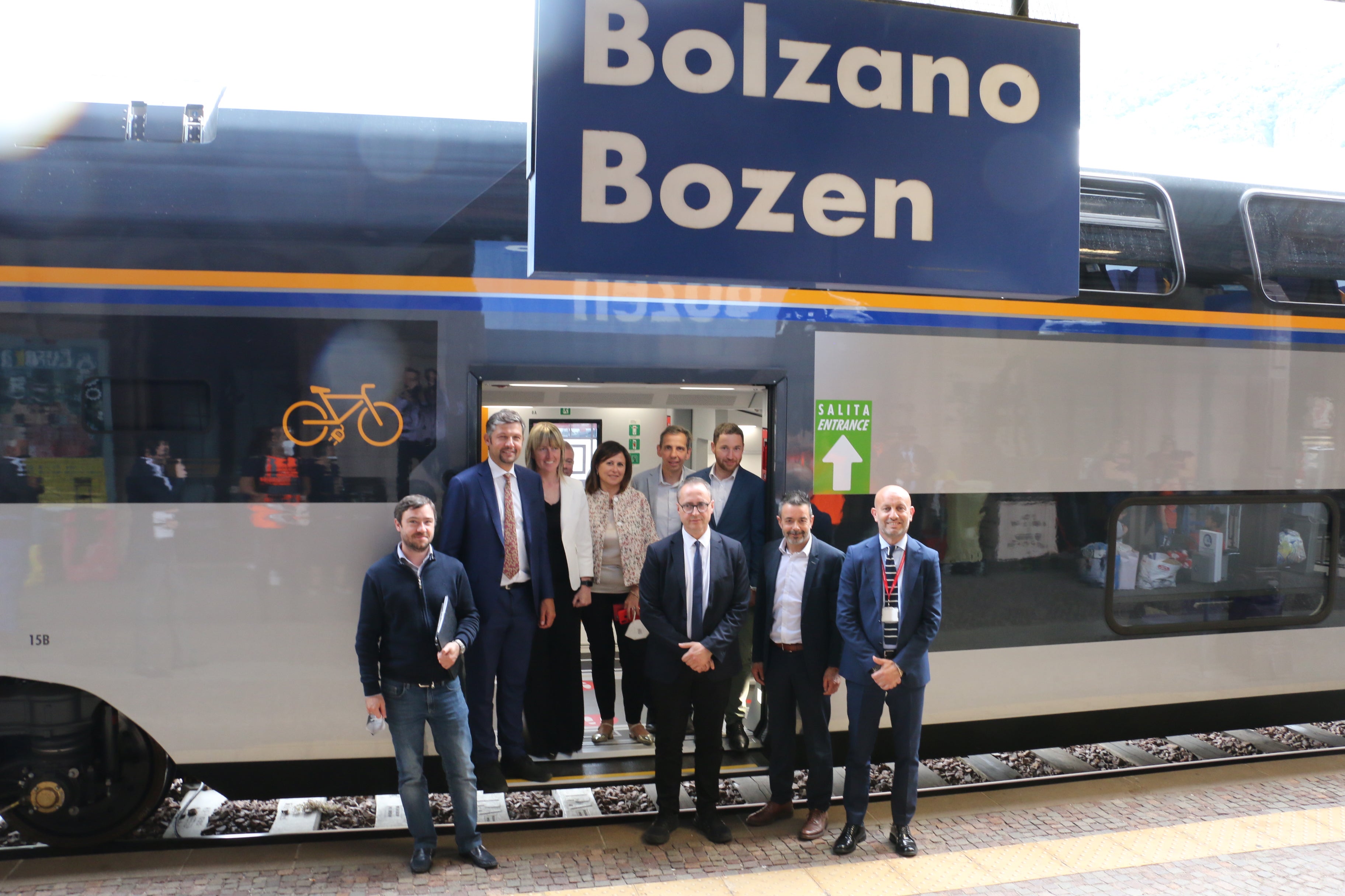 LR Alfreider mit der Vizepräsidentin der Region Veneto De Berti, Trenitalia-Regionaldirektor Hopfinger, STA-Direktor Dejaco, STA-Präsident Fill, Amtsdirektor Waldner und der Leiterin des regionalen Personenverkehrs von Trenitalia De Filippis auf dem modernen Rock-Zug (Foto: LPA/Ingo Dejaco)