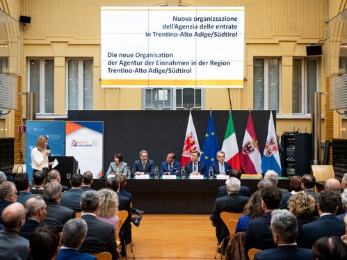 La presentazione della nuova Direzione regionale dell'Agenzia delle Entrate è stata moderata da Claudia Messner, direttrice dell'Agenzia di stampa e comunicazione della Provincia (a sinistra). (Foto: USP/Fabio Brucculeri)