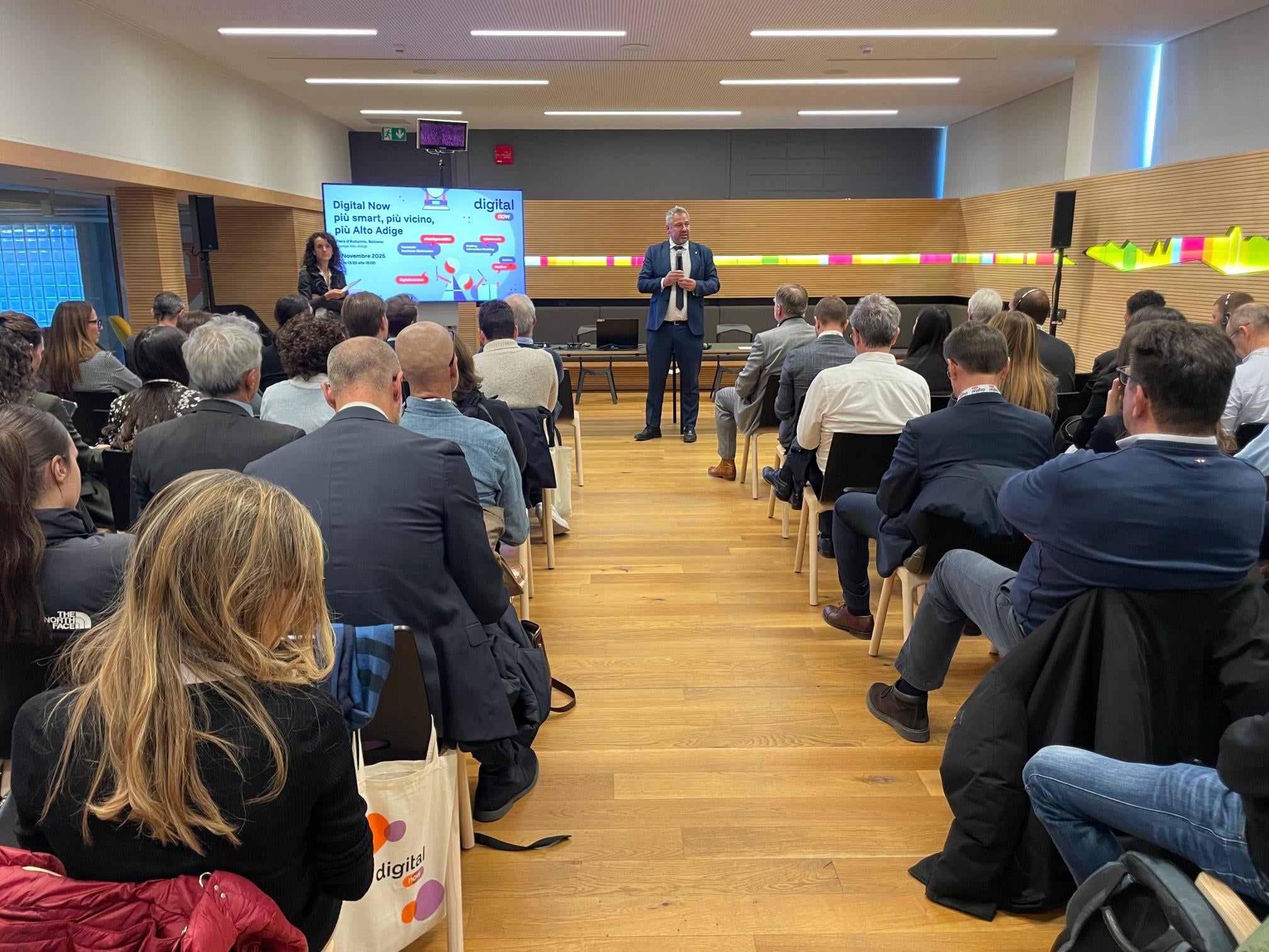 Generaldirektor Alexander Steiner konnte mit den Vertretern der Abteilung Informatik und der Inhouse-Gesellschaft SIAG am heutigen 6. November in der Südtirol Lounge der Messe Bozen das neue Digital Now vorstellen. (Foto: Gnews)