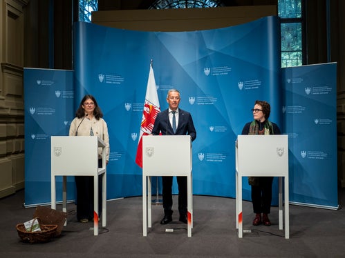 Landesrat Peter Brunner (Mitte) mit Marcella Morandini (rechts), UNESCO-Sonderbeauftragte des Lands Südtirol, und Johanna Niederkofler (links), Direktorin des archeoParc - campus transhumanza, die stellvertretend für die sechs Partnerorganisationen sprach, bei der Vorstellung der Tage des Immateriellen Kulturerbes im Pressesaal des Palais Widmann in Bozen. (Foto: LPA/Fabio Brucculeri)