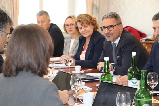 Eine Delegation der Südtiroler Landesregierung diskutierten mit der Regierung des Kantons Graubünden auch über Soziales und Familie wie Kleinkindbetreuung in Südtirol und Graubünden. Im Bild (von links): Landesrat Peter Brunner, Landesrätin Magdalena Amhof, Landesrätin Rosmarie Pamer und Landeshauptmann Arno Kompatscher. (Foto: LPA/Margit Piok)