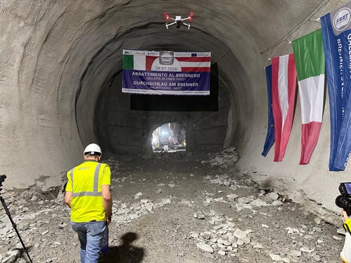 Con l’abbattimento dei diaframmi delle due gallerie di linea, si sono collegati i due cantieri che per anni hanno lavorato in maniera indipendente, con due metodi di scavo differenti, grazie all’impegno di tecnici e maestranze. (Foto: USP/Dipartimento Infrastrutture e Mobilità)