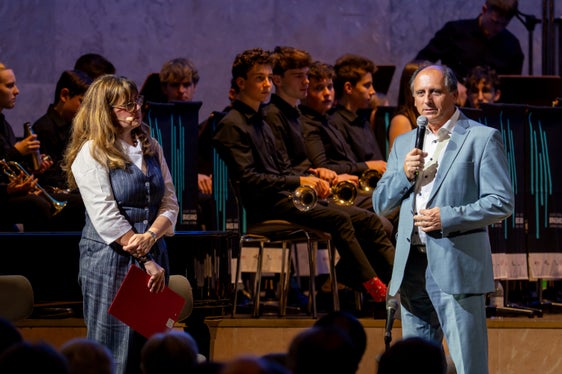 La direttrice Alexandra Pedrotti (a sinistra) ha colto l'occasione per ringraziare e onorare il direttore d'orchestra Karl Geroldinger (a destra) durante la giornata inaugurale. (Foto: USP/Nathan Chizzali)