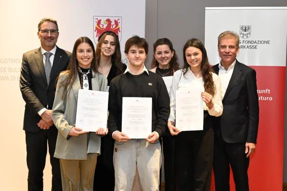 Erinnerungsfoto mit Landeshauptmann Kompatscher (l.) und Stiftungspräsident Bergmeister (r.): Rund 270 Absolventinnen und Absolventen erhielten heute Diplome und Wertgutscheine als Anerkennung für ihre schulische Höchstleistung. (Foto: Sparkassenstiftung/Ochsenreiter)