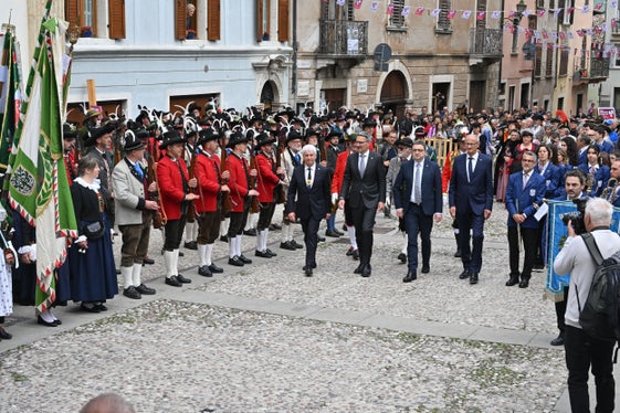 I tre governatori sfilano in strada durante la giornata di celebrazioni dell'Euregio. (Foto: Ufficio Stampa Provincia di Trento/Corrado Poli)