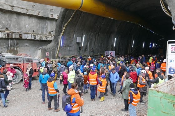 Zahlreiche Interessierte, darunter besonders viele Familien, nutzten die Gelegenheit, sich direkt vor Ort über den Baufortschritt für die Umfahrung Percha zu informieren. (Foto: LPA/ingo Dejaco)