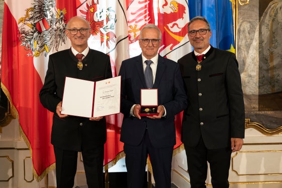 Hermann Rogger aus Sexten dankten die Landeshauptleute Anton Mattle (links) und Arno Kompatscher (rechts) für seine Verdienste um die Jugend- und Kulturarbeit im Pustertal. (Foto: Land Tirol/Sedlak)