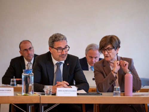 Landeshauptmann Arno Kompatscher und die Präsidentin der Bezirksgemeinschaft Vinschgau Roselinde Gunsch betonten die gute Zusammenarbeit. Es sei wichtig, so Gunsch, dass Land und Gemeinden an einem Strang zögen. (Foto: LPA/Fabio Brucculeri)