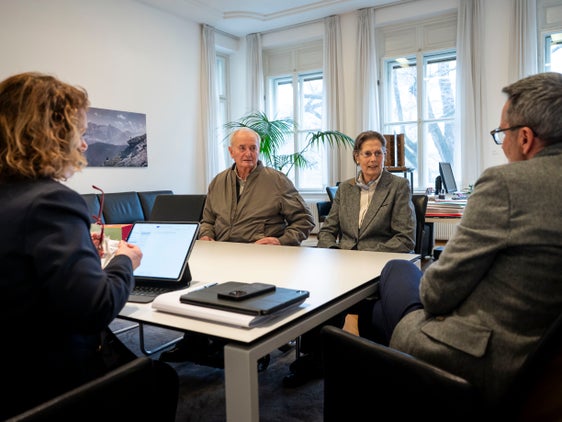 Johann Majr und Carla Bigarello vertreten über die Vereinigung ANMIL die Anliegen der Arbeitsinvalidinnen und -invaliden in Südtirol. Im Gespräch mit Landeshauptmann Kompatscher und Landesrätin Pamer ging es unter anderem um Maßnahmen zur Stärkung der Prävention von Arbeitsunfällen. (Foto: LPA/Fabio Brucculeri)