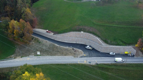 An der Kreuzung mit der Staatsstraße Klausen-Gröden wurde die Landesstraße nach Albions hangseitig verbreitert, um die Einfahrt größerer Fahrzeuge zu erleichtern. (Foto: LPA/C.T.S. Gmbh)
