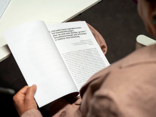 Das Buch sei eine Einladung an die Gesellschaft, sich mit dem Thema auseinanderzusetzen, wurde bei der Vorstellung gesagt. Das Buch wird in den nächsten Wochen in Meran, Innsbruck und Schlanders vorgestellt. (Foto: LPA/Fabio Brucculeri)