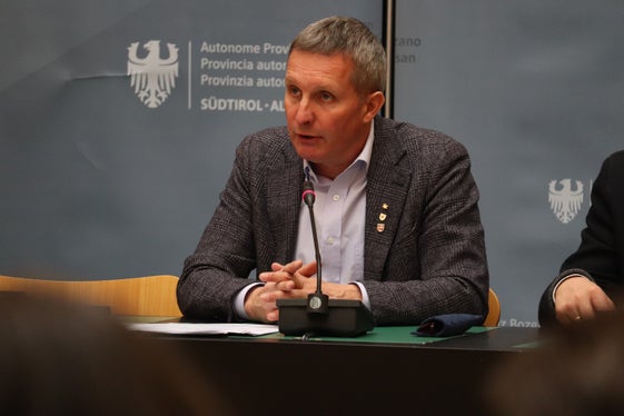 Land- und Forstwirtschaftslandesrat Luis Walcher: Wir haben bereits konkrete Fortschritte erzielt, etwa mit der Zertifizierung in der Obstwirtschaft im Rahmen des Projekts 'sustainapple', und gleichzeitig arbeiten wir an weiteren Initiativen, unter anderem in den Bereichen Waldschutz, erneuerbare Energien und Streuobst, die künftig neue Impulse setzen werden. (Foto: LPA/Maja Clara)