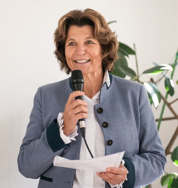 L'assessuria Maria Hochgruber Kuenzer á organisé na linia de incuntades d'informaziun por splighé l'atuaziun dl Plan de svilup comunal. (Foto: USP/Claudia Corrent)