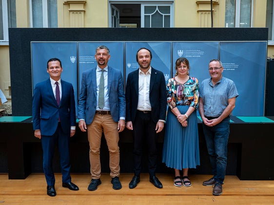 Nach der Unterzeichnung der Vereinbarung (von links): Bildungs- und Kulturdirektor André Comploi, Landesrat Daniel Alfreider, Landesrat Philipp Achammer, Landesmusikschuldirektorin Alexandra Pedrotti, Bildungsdirektor Gustav Tschenett (Foto: LPA/Fabio Brucculeri)
