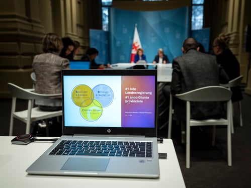 Solo lavorando insieme e in stretta collaborazione sarà possibile superare sfide come il cambiamento demografico, hanno detto l'assessora Rosmarie Pamer e l'assessore Hubert Messner durante l'incontro con i media (Foto: USP/Fabio Brucculeri)