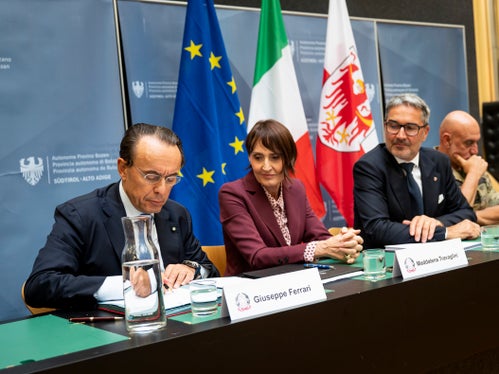 Da sinistra il questore di Bolzano Giuseppe Ferrari e la commissaria del Governo, prefetto Maddalena Travaglini, si apprestano a firmare il protocollo d'intesa tra Provincia autonoma di Bolzano, Agenzia del Demanio e Ministero dell'Interno per il Vecchio Tribunale di Merano. A destra il presidente della Provincia Kompatscher e il capo di Stato Maggiore dell'Esercito Masiello. (Foto: USP/Fabio Brucculeri) 