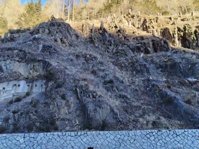 il progetto prevede la messa in sicurezza del versante sovrastante la SS244 attraverso un insieme di opere attive e passive con l’obiettivo di migliorare in modo sostanziale le condizioni di sicurezza della viabilità. Le pareti rocciose più instabili vengono consolidate mediante reti metalliche rinforzate e chiodature, mentre le reti esistenti danneggiate vengono ripristinate. A valle di questi interventi, il sistema di protezione viene completato con l’installazione di nuove barriere paramassi, dimensionate sulla base delle simulazioni di caduta massi. (Foto: USP/Dipartimento Infrastrutture e Mobilità)