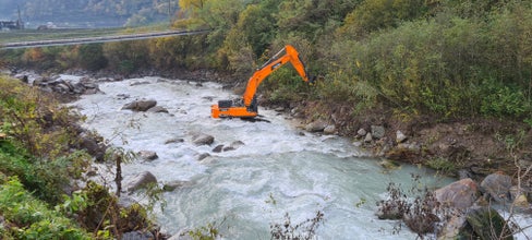 Zur Behebung von Unwetterschäden arbeitet das Landesamt für Wildbach- und Lawinenverbauung Süd derzeit im Abschnitt der Etsch zwischen Algund und der Töll. (Foto: Landesamt für Wildbach- und Lawinenverbauung Süd in der Agentur für Bevölkerungsschutz)