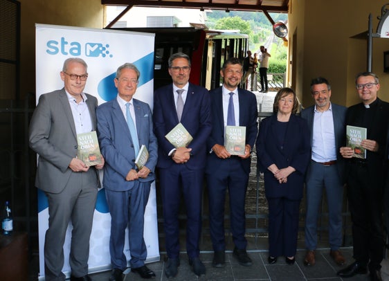 Bei der Feierstunde zum 120-jährigen Bestehen der Mendelbahn: Gemeindereferent Hermann Atz, Kalterns Ehrenbürger Alexander von Egen, Landeshauptmann Arno Kompatscher, Mobilitätslandsrat Daniel Alfreider, Bürgermeisterin Gertrud Benin Bernard, STA-Direktor Joachim Dejaco und Dekan Alexander Raich (Foto: LPA/Ingo Dejaco)