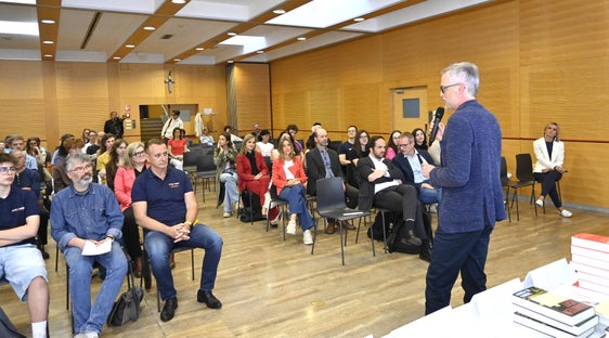 Im Kolpinghaus in Bozen wurden die erfolgreichen Teilnehmerinnen und Teilnehmer der Schulolympiaden von Schulinspektor Christian Walcher begrüßt. (Foto: LPA/Deutsche Bildungsdirektion)