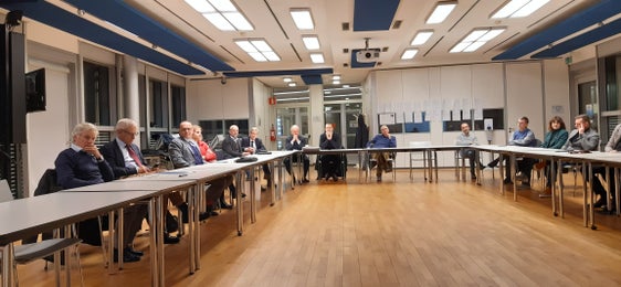 Gli adeguamenti al fondo di solidarietà bilaterale sono stati resi necessari a causa della Riforme statale sul Fondo di compensazione salariale: Attorno ad un tavolo i rappresentanti della Provincia di Bolzano, delle sigle sindacali e delle associazioni imprenditoriali (Foto: ASP/Servizio Mercato del lavoro) 